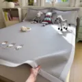 Tapis de lit rafraîchissant en soie glacée motif gaufré avec adorables lapins brodés. - Tapis de lit Rabbit Alien (Chuangshang)