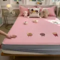 Ensemble de drap de lit rafraîchissant en soie glacée gaufrée rose avec broderie mignonne - Drap-housse Coco Cat Pie (Chuangshang)
