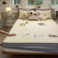 Protege-matelas d'ete en soie glacee avec broderie d'animaux mignons, drap frais gaufre. - Drap-housse Lazy Nap (Chuangshang)