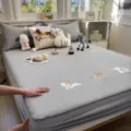 Protège-matelas rafraîchissant en soie glacée gaufrée grise avec de jolis motifs d'animaux brodés. - Tangtangdao Chuangshang - Gris élégant - Drap-housse