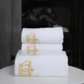 Conjunto de toallas de baño de algodón blanco con elegante bordado de corona, absorbente. - Corona