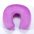 Oreiller de voyage en U violet pour un soutien confortable en avion et en voiture. - 28x28x8cm / Violet