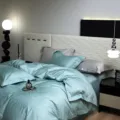Σετ παπλωματοθήκης πολυτελείας από βαμβακερό ζακάρ με δαντέλα, απαλό και κομψό κρεβάτι. - Καμέλια Μακρόηθες Βαμβάκι Ζακάρ Στυλ Χρυσός Χρόνος (Μπλε Παγετώνα) / Σετ Σεντόνια Τεσσάρων Τεμαχίων για Κρεβάτι 2,0 m