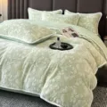 Parure de lit en velours de lait floral vert 4 pcs, housse de couette et taies douces et chaudes. - Parure de lit en velours de lait sculpté lotus des neiges - vert herbe