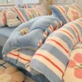 Conjunto de ropa de cama de terciopelo de leche de invierno, diseño de rayas azules. - Tulipán de Rayas Verticales Huixuan