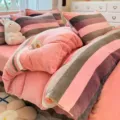 Juego de cama de invierno de terciopelo de leche grueso con rayas rosas y grises. - Rayas Coloridas Huixuan