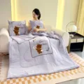 Milchsamt Kissen Decke Set mit süßem Cartoon Bären Bestickung und gemütlichem lila Stoff. - 40x40cm / Frecher Bär - Hellviolett