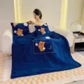 Coperta cuscino in velluto di latte multifunzionale simpatico orsetto ricamo casa soggiorno - Orsetto birichino - Blu notte