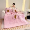 Coperta cuscino in velluto rosa con ricamo di orsetto carino, coperta calda multifunzionale. - Orsetto birichino - Giada rosa