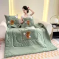 Coperta cuscino verde in velluto con orsetto, coperta multifunzionale per divano casa. - Orso birichino - Verde scuro