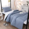 Waschbare Baumwolle einfarbig Bettwaesche Set einfacher Stil gemuetliches Studenten Bett - Brandi-Blau & Hellblau-Käse / (Gratis Tragetasche) 1,2-m-Bett [3-teiliges Set + 2,5 kg Bettdeckenkern + 1,2 m Matratzenauflage + Kissenkern]