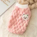 Leuke roze fleece huisdiervest voor honden en katten met berenpatch en warm winterontwerp. - XS / Tops / Roze beer (geschikt voor riem)