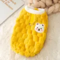 Schattig geel huisdier fleece vest met beren patch en riemring, warme winterkleding voor katten. - XS / Tops / Gele beer (aanlijnbaar)
