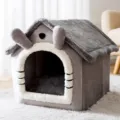 Letto per animali in peluche grigio, chiuso e caldo per gatti e cani, tenda invernale accogliente. - Gatto grigio dalle orecchie lunghe
