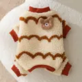 Kuscheliger Fleece Haustier Overall mit Bären Aufnäher, warme Winterkleidung für Hunde und Katzen. - S (Empfohlenes Gewicht 1,5-2,5 kg) / Wellenmuster Bär Stil / Weiß