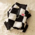 Schwarze und weiße karierte Fleece-Haustierkleidung warmer Hundeoverall mit D-Ring für Winter - S (Empfohlenes Gewicht 1,5-2,5 kg) / Schachbrett-Stickerei-Stil (Mit Leinenring) / Schwarz-Weiß Kariert