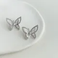 Equisite silberne Schmetterlings-Ohrringe mit funkelndem Zirkonia im Detailansicht. - 1187 Hohlgeformte Schmetterlinge