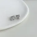 Minimalistische unregelmäßige silberne Liquid-Metal-Ohrstecker Detailansicht, schickes Schmuckstück. - C-427 Gefaltete kleine Quadrate