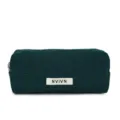 Donkergroene corduroy etui en stijlvolle cosmetische tas met een wit stoffen label. - Donkergroen