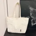 Minimalistische weiße Segeltuch Tragetasche für Damen, große Schultertasche für Alltag. - Gebrochenes Weiß
