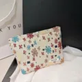Borsa cosmetica in jacquard tessuto con motivo floreale colorato, custodia da viaggio. - Petali in lino jacquard bianco