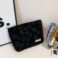 Schwarze florale Kosmetiktasche mit Reißverschluss, tragbare Make-up-Tasche und Organizer. - Schwarz