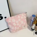 Rosa Kosmetiktasche mit weißem Blumenmuster, tragbare Make-up Tasche und Kulturbeutel. - Rosa