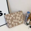 Beige Kosmetiktasche mit 3D weissem Pflaumenblütenmuster, tragbare Reisetasche für Make-up. - Khaki