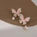 Pendientes delicados de mariposa esmaltada con perlas de agua dulce, estilo hada. - Estilo Mariposa Perla de Agua Dulce (2711)