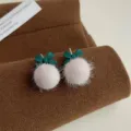 Flauschige Pompom Schleife Ohrringe mit Silbernadel, süßer Winterschmuck Detailansicht. - 3350 Grüne Schleife Weißer Bommel