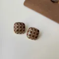 Braune gesteppte quadratische Ohrringe Vintage Stil schickes Designer Metalldetail - Gitterkontrastkaffee (592)