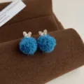 Blaue flauschige Pom-Pom Ohrringe Detail, Herz Kristall Stecker, Herbst Winter Schmuck. - 3352 Herz Strass Blauer Bommel