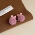 Süße rosa flauschige Kugelohrringe mit süßen Schleifen, perfekte Herbst- und Winteraccessoires. - 3353 Rosa Schleife Rosaroter Bommel