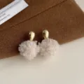 Nahaufnahme flauschiger Kunstpelz Bommel Ohrringe mit goldenem Tropfen Ohrstecker. - 3358 Wassertropfen Metall Weißer Bommel