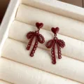 Bordeaux Emaille Herz Schleife Ohrringe Detail Nahaufnahme Retro Stil Damen Schmuck - Ohrringe / Weinrot Spitze Schleife (5018)