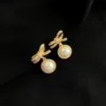 Elegante goldfarbene Schleifen-Clip-Ohrringe mit funkelnden Strasssteinen und Perle. - Doppelschicht-Ohrclips - Künstliche Perle Schleife