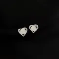 Elegante silberne Ohrringe in Herzform mit einem glatten, weissen Edelstein im Zentrum. - Weißer Achat Herz Clip-on / Silber