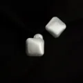 Nahaufnahme minimalistischer quadratischer Clip-On-Ohrringe mit gebürstetem Silber. - Gebürstetes Silber Geometrisch Clip-on / Silber
