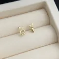 Detailaufnahme der niedlichen asymmetrischen Hasen und Karotten vergoldeten Ohrstecker. - Hohler Hasenstil / asymmetrisch / Gold