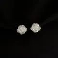 Elegante Kamelien Blumen Perlen Ohrclips Detailansicht, platinbeschichteter Modeschmuck. - Kamelien-Ohrclip / Silber