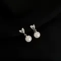 Nahaufnahme eleganter silberner Herz-Perlen-Ohrclips für Ohren ohne Ohrlöcher im Detail. - Herz Perle Clip-on / Silber