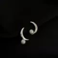 Detailansicht eleganter Mondsichel-Perlen-Ohrclips mit feiner Metalltextur und glatter Perle. - Silber Mondgesicht Ohrmanschette / Silber