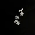 Detailaufnahme der Zirkon Blumen und Perlen Clip-Ohrringe mit feiner handwerklicher Qualität. - Zirkonia Blume Clip-on / Silber