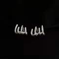 Silberne Ohrklemmen Detailaufnahme mit Krallen Textur fuer Nicht Ohrloecher Schmuck - Vier-Klauen Clip-on / Silber