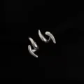 Silberne abstrakte geometrische Ohrclips ohne Ohrlöcher, modisches Metall-Design für Alltag. - Fische Clip-on / Silber