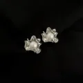 Elegante unregelmäßige Metall Perle Clip Ohrringe für Damen, schicker modischer Ohrschmuck. - Lava Blume Clip-on / Silber