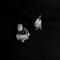 Nahaufnahme moderner silberner unregelmässiger Clip-Ohrringe mit tollem Metallglanz. - Lava Geometrisch Clip-on / Silber