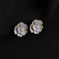 Exquisite mehrschichtige Emaille-Blumen-Clip-Ohrringe mit Perlen und goldenem Rand für Damen. - Doppelschichtige Clip-Ohrringe - Dunstblau Kamelie