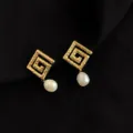 Vergoldete geometrische griechische Muster Clip-Ohrringe mit Barockperlen Detail. - Doppelschicht-Ohrclips - Süßwasserperle Mäander-Muster