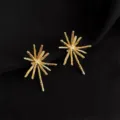 Nahaufnahme von goldenen Stern-Ohrclips, 18K vergoldet, perfekter Schmuck ohne Ohrlöcher. - Doppelschicht-Ohrclips - Goldenes Feuerwerk